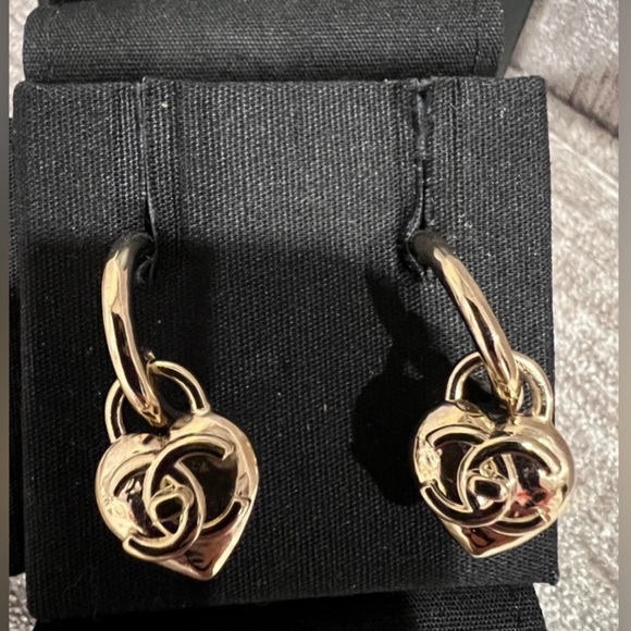 CHANEL GOLD EARRINGS WITH CC LOGO IN THE CENTER - Picture 5 of 10